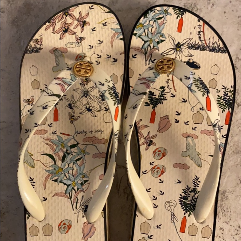 Tory Burch cut out wedge size 8